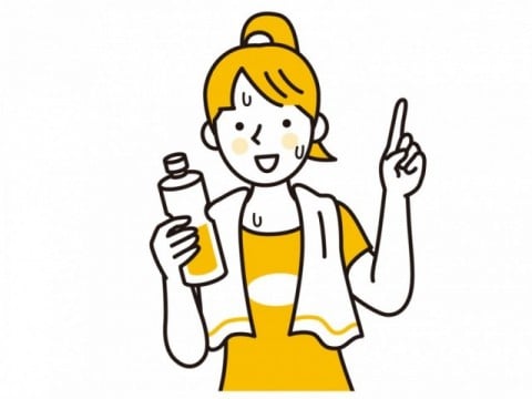女性がスポーツした後に飲み物を手に取っているイラスト