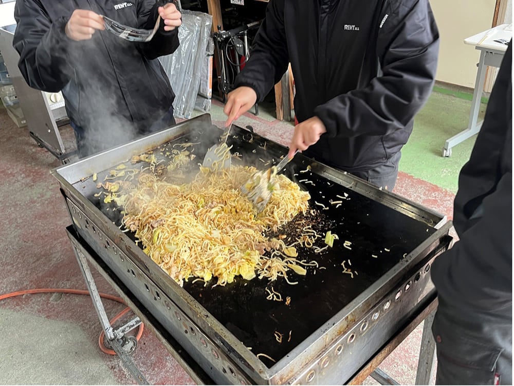 焼きそばを作っている様子