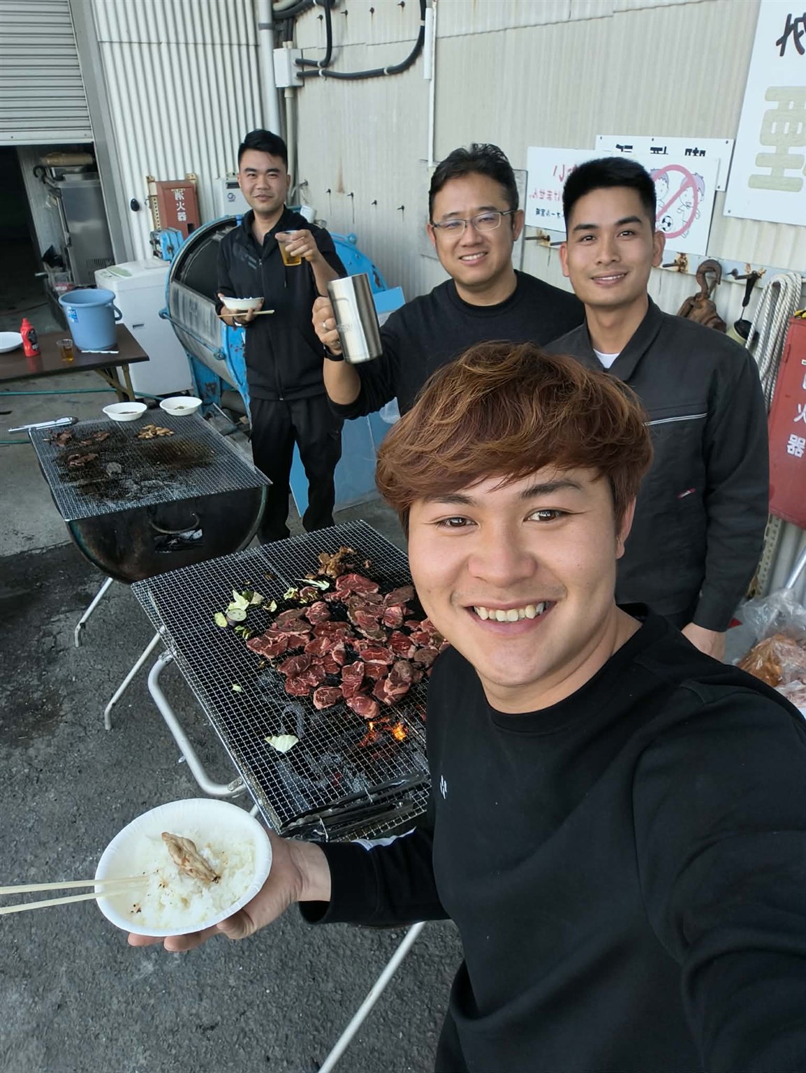 ドラム缶タイプのバーベキューコンロを2台並べたBBQの様子