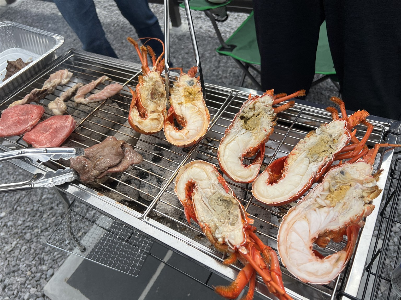伊勢海老と牛肉を焼く豪華なバーベキュー
