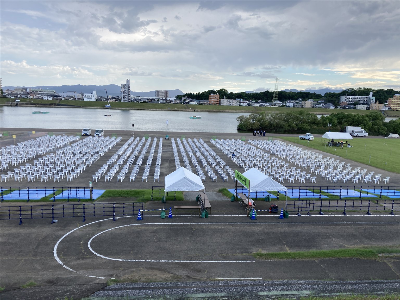 みやざき納涼花火大会の会場設営。大淀川河畔に観覧席のイスと本部テントを設置した全景