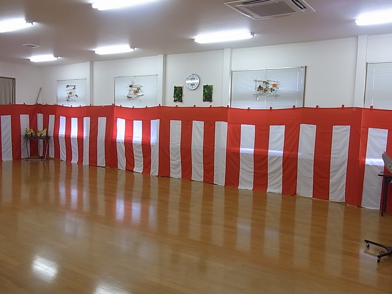 会場の壁面に張った紅白幕