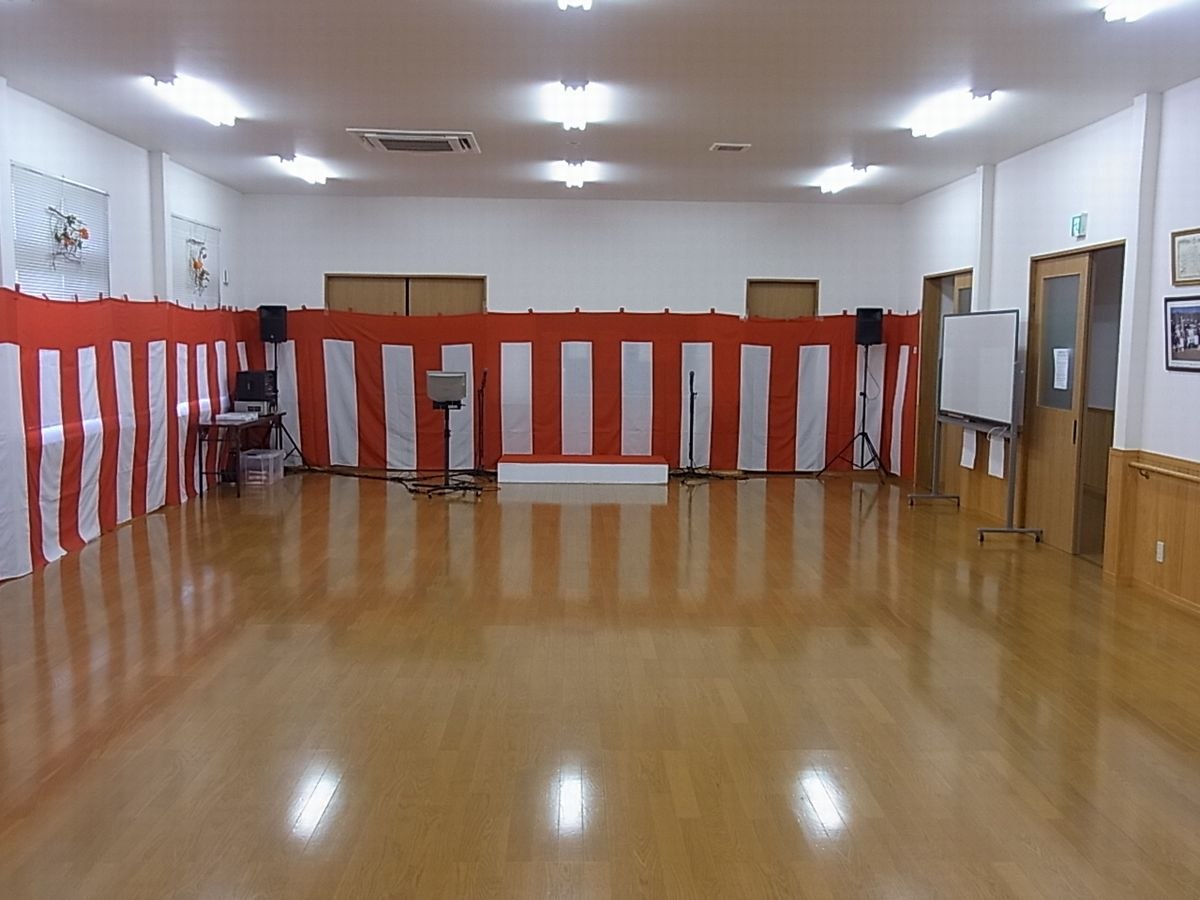 紅白幕と音響機材を設置した公民館の敬老会会場全体