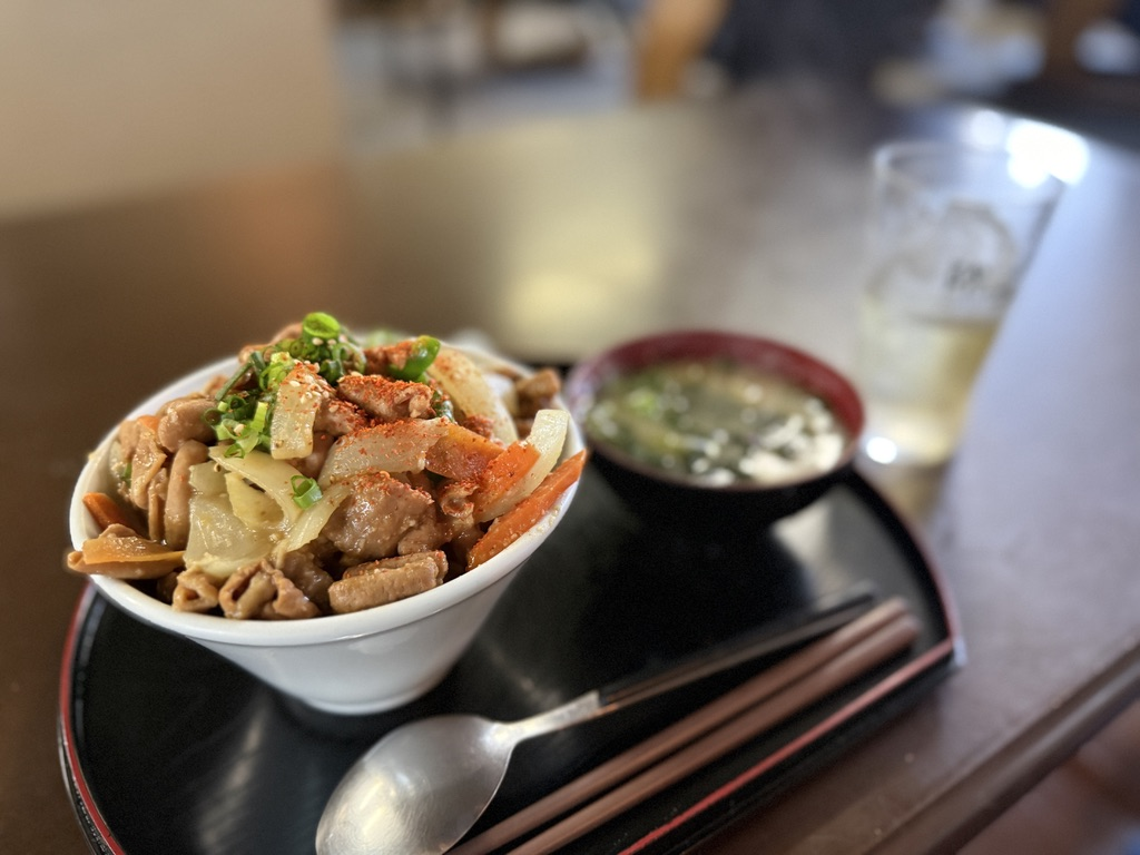 しきじ サ飯（白モツガーリック丼）