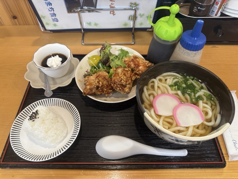 しんまち食堂のしんまち定食(うどん・唐揚げ・おにぎり・コーヒーゼリー)