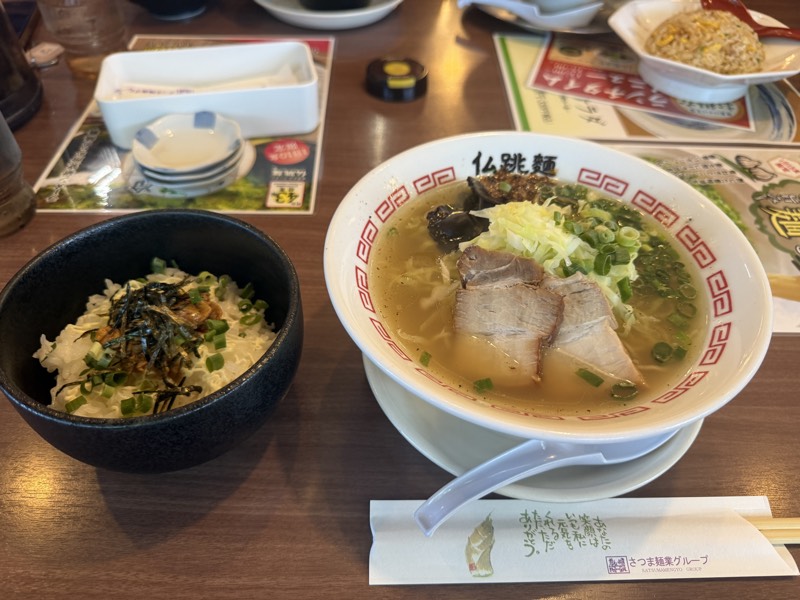 仏跳麺笹貫バイパス店の仏跳麺(黄金スープのラーメン)とニンニク飯