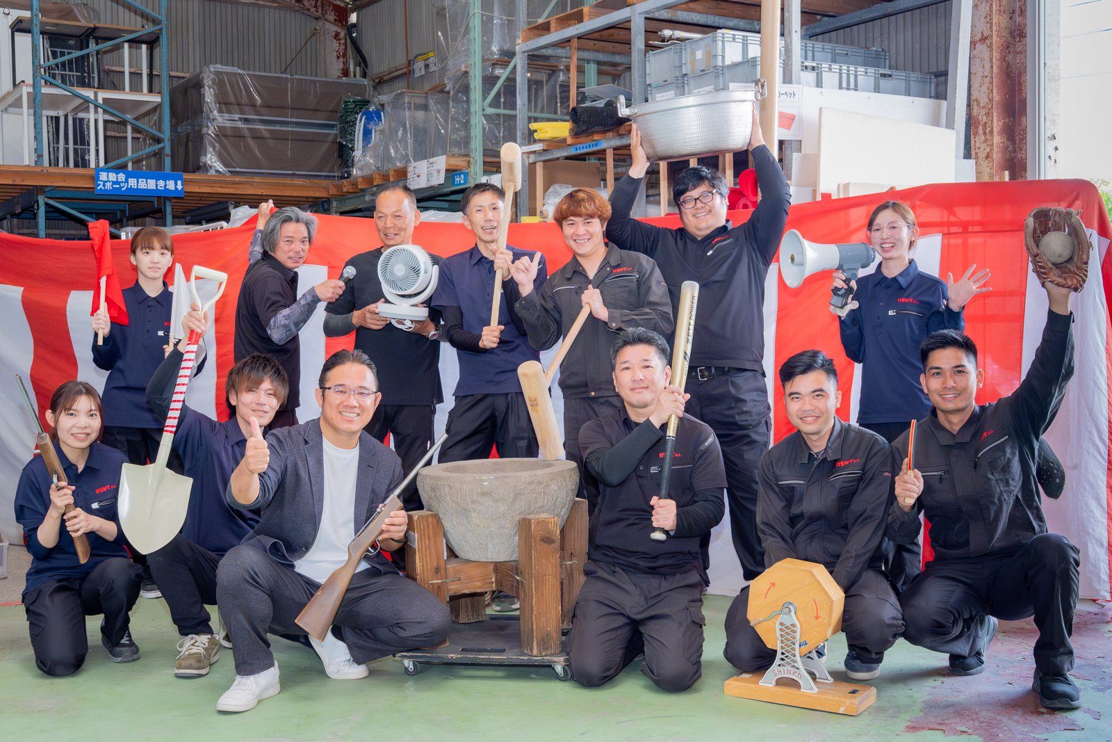 株式会社凌駕 社員集合写真（倉庫にて）