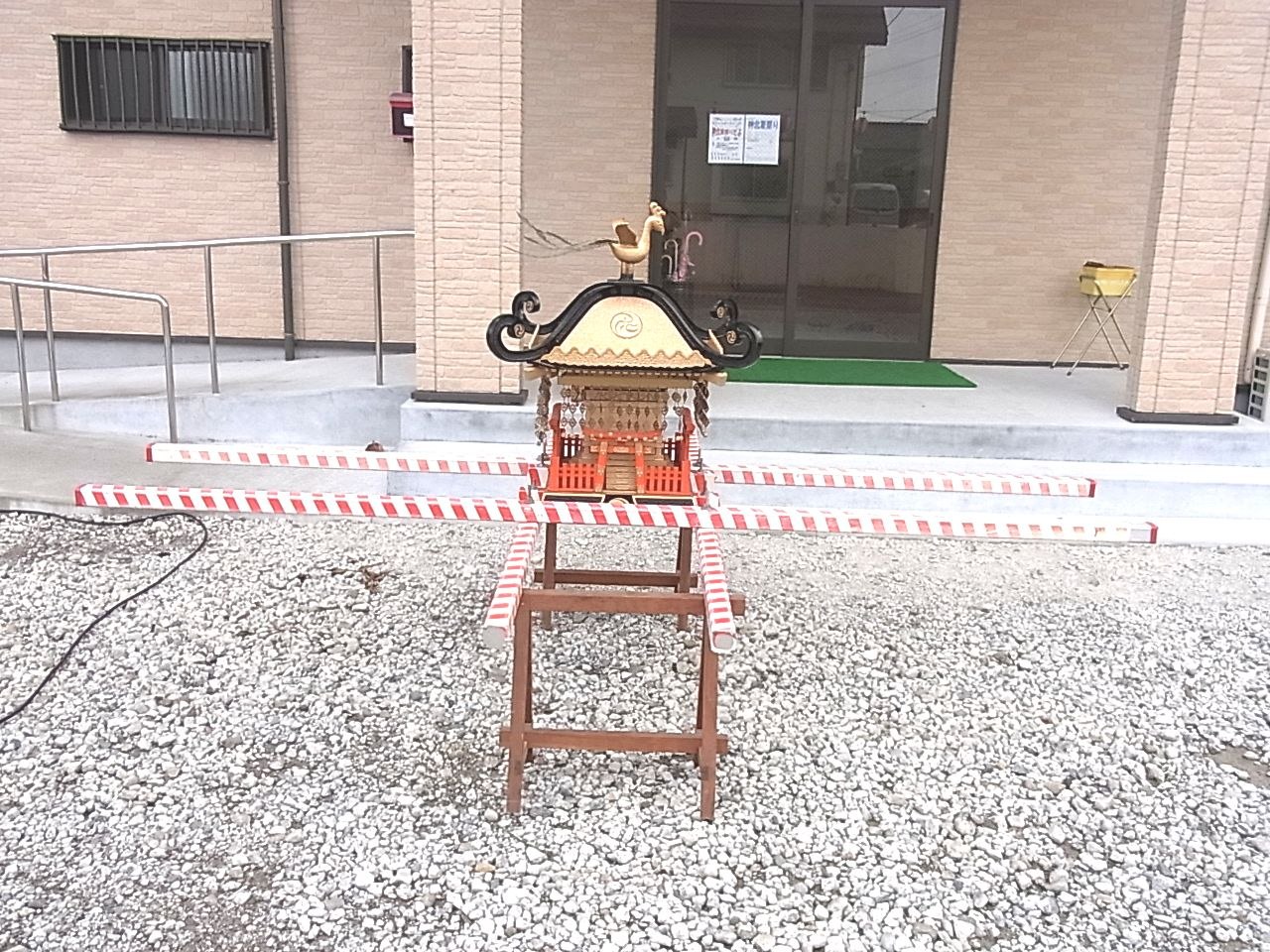 建物の入口に飾られた実際の神輿