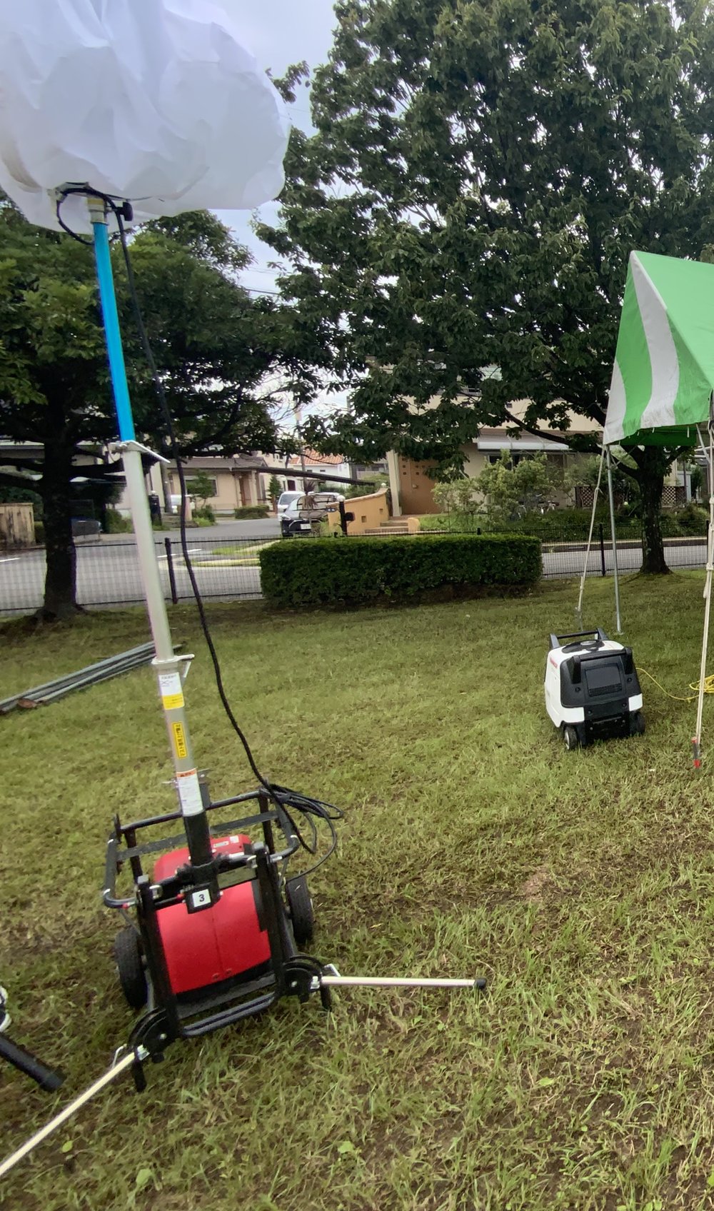 夏祭りの会場に設置したバルーンライトと発電機