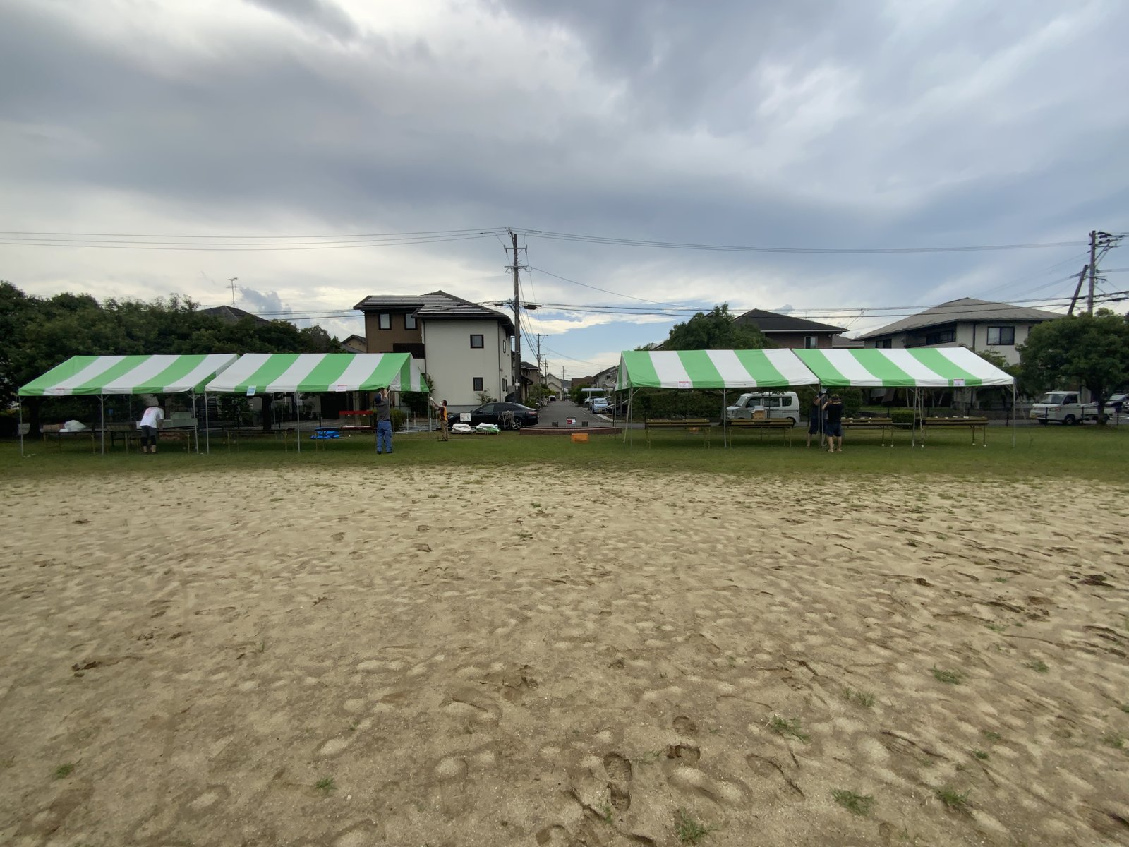 広場の外周に並べた夏祭りのテント