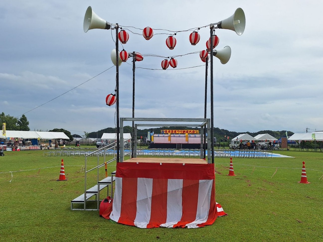 住吉夏まつり納涼大会の会場に設営した盆踊りのやぐらと提灯、スピーカー