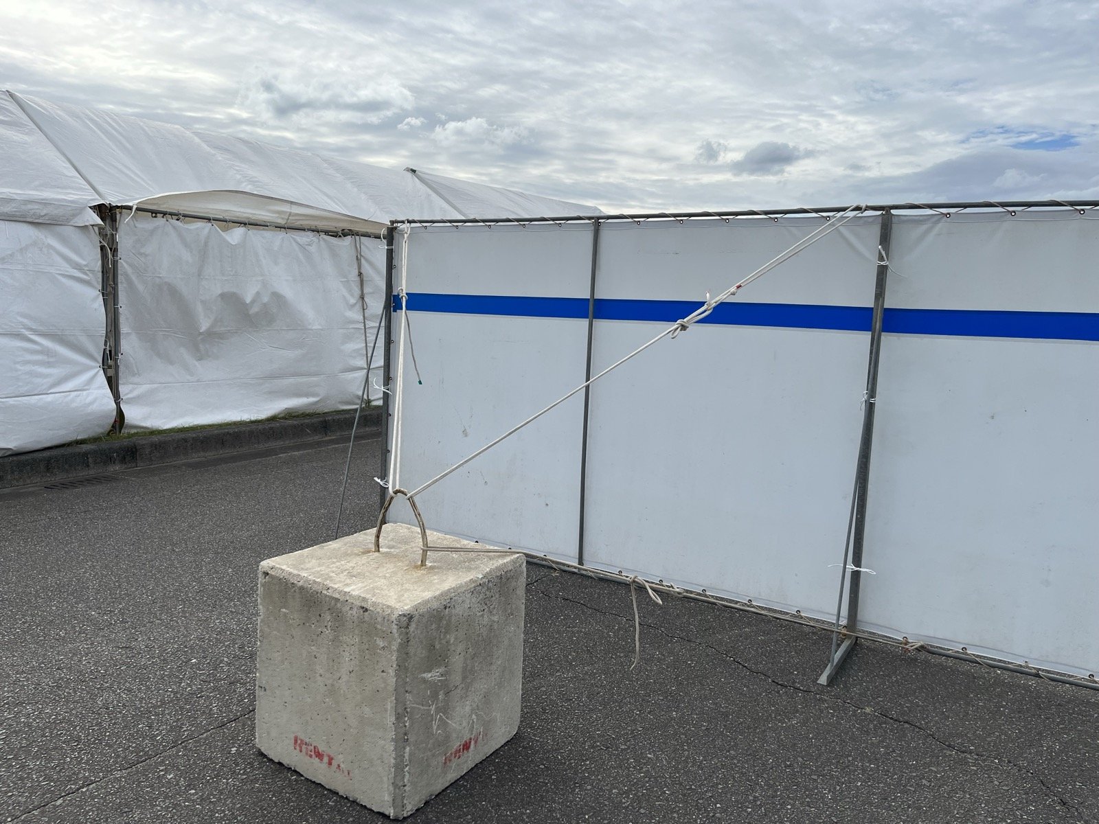 コンクリート製のウエイトでテントの骨組みを固定した様子