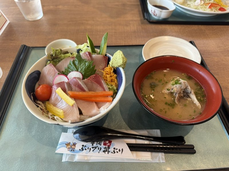 ウミヤマショクドウの串間活〆ぶりプリ丼ぶりと、出汁の効いたあら汁