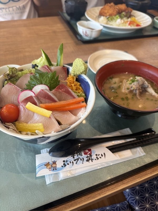 彩り豊かな串間活〆ぶりプリ丼ぶりのアップ