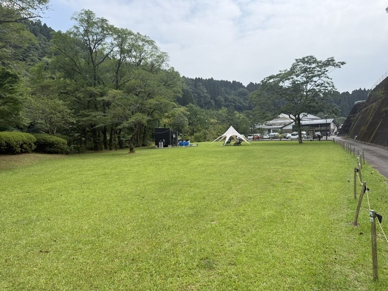 青井岳自然公園のデイキャンプ場。芝生の広場と山なみ